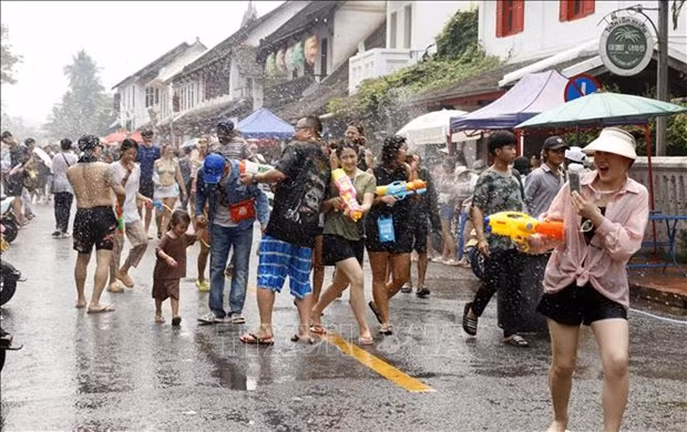 Laos refuerza medidas de seguridad vial durante festival Bunpimay ảnh 1 Laos refuerza medidas de seguridad vial durante festival Bunpimay ảnh 1