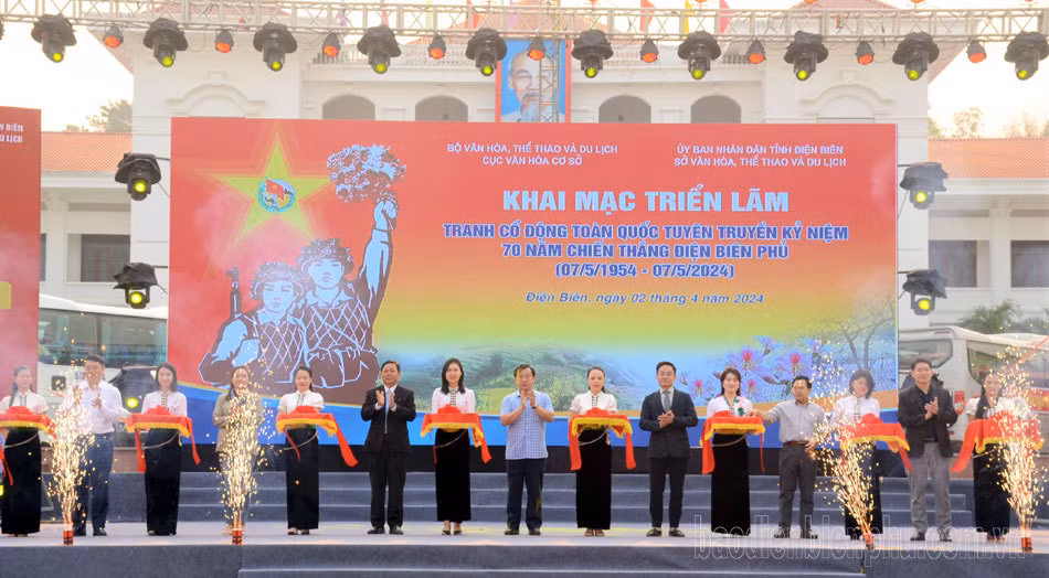 Efectúan exposición de grandes carteles para conmemorar la victoria de Dien Bien Phu ảnh 1