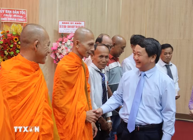 Funcionarios extienden saludos al pueblo jemer en el festival Chol Chnam Thmay ảnh 1 Funcionarios extienden saludos al pueblo jemer en el festival Chol Chnam Thmay ảnh 1