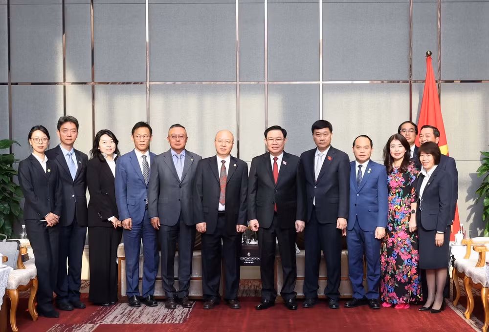 Presidente del Legislativo vietnamita recibe a líderes de corporaciones chinas ảnh 2