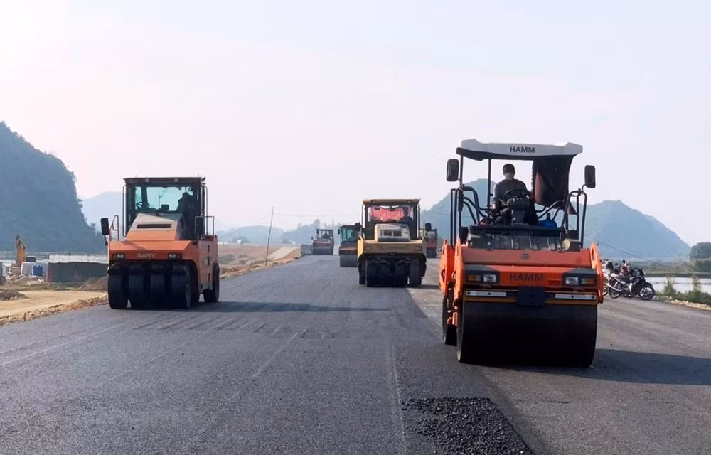 Ministro del Transporte comparece ante el Parlamento para aclarar temas de interés público ảnh 1
