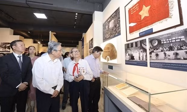 Inauguran en Hanoi exposición sobre emulación patriótica a través del tiempo ảnh 1