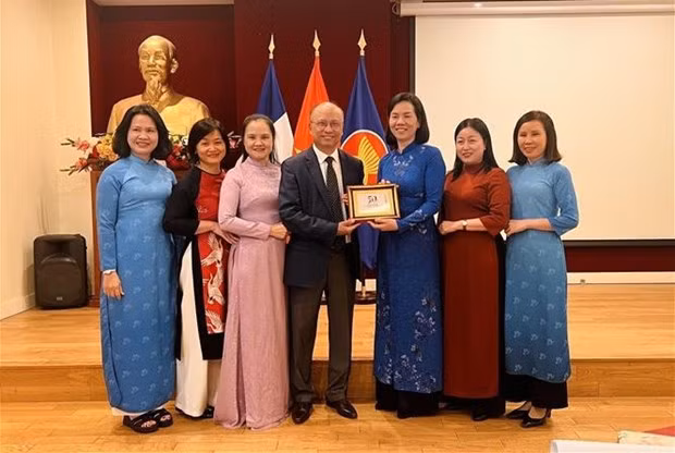 Delegación de Unión de Mujeres de Vietnam realiza visita de trabajo a Francia ảnh 3