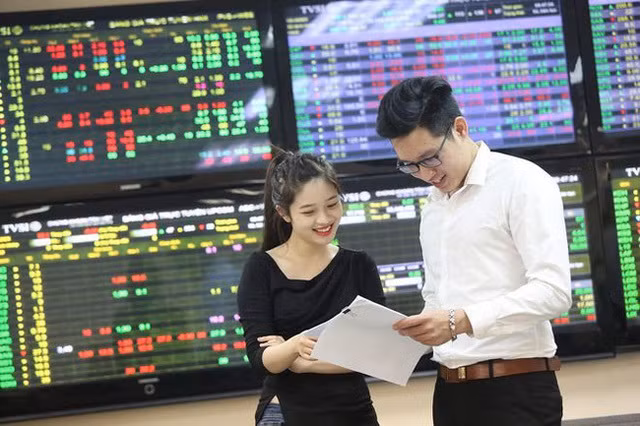 Mercado bursátil de Vietnam prospera tras meses de regulación de tasas de interés ảnh 2