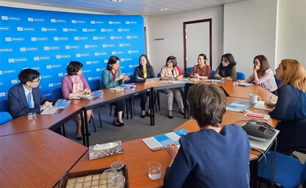 Delegación de Unión de Mujeres de Vietnam realiza visita de trabajo a Francia ảnh 2