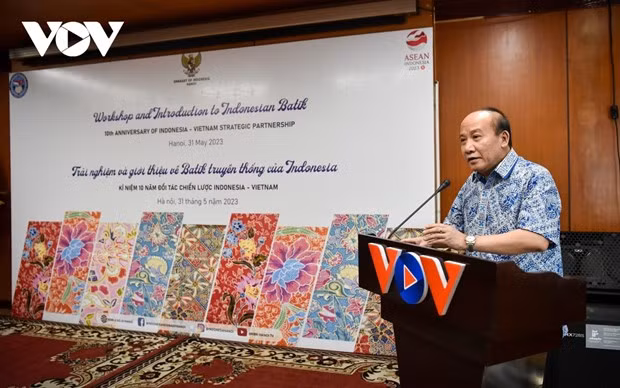 Divulgan técnica tradicional de teñido de telas de Indonesia en Hanoi ảnh 1