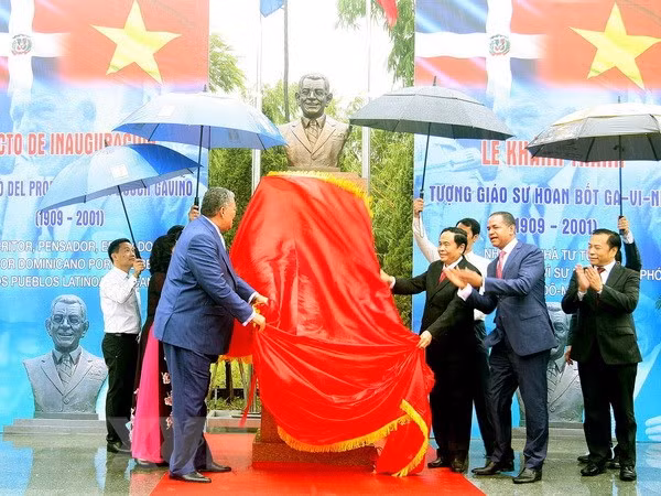 Develan busto de líder dominicano Juan Bosch en Vietnam ảnh 1