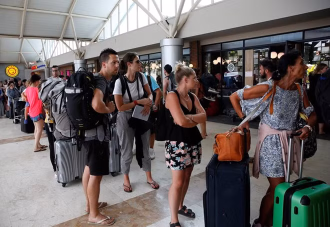 Miles de viajeros evacuados tras terremoto intenso en Indonesia ảnh 1