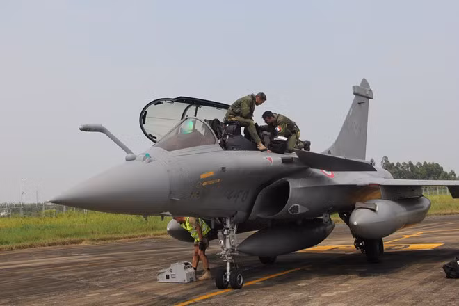 Escuadrón de la Fuerza Aérea Francesa visita Vietnam ảnh 1