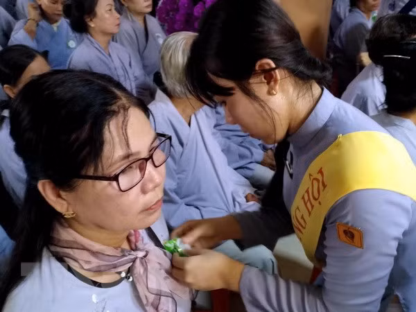 Mantienen vietnamitas tradicional ceremonia budista de gratitud ảnh 1