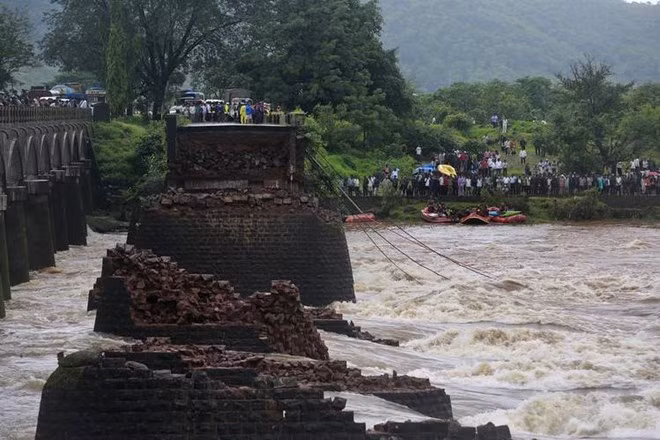Colapso de puente deja tres muertos en Indonesia ảnh 1