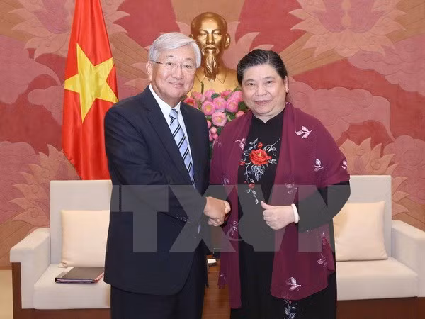 Recibe vicepresidenta parlamentaria de Vietnam a director regional de OMS ảnh 1