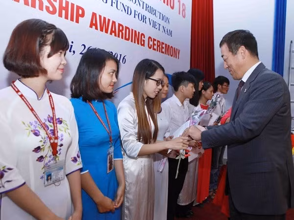 Entregan en Vietnam beca Fuyo a estudiantes con buenos resultados docentes ảnh 1