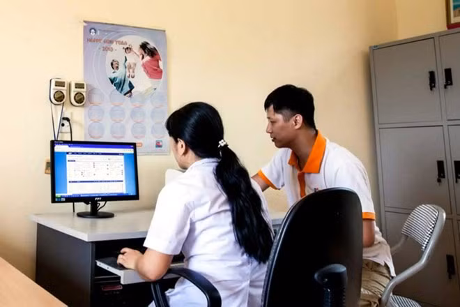 Hanoi reduce a un día tiempo de otorgamiento de tarjeta de seguro médico ảnh 1