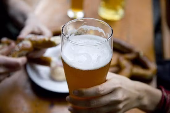La mitad de hombres vietnamitas consumen dosis excesiva de alcohol ảnh 1