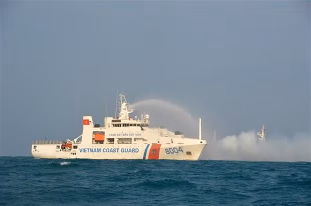 Guardias Costeras de Vietnam y China realizan patrulla conjunta ảnh 1