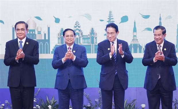 Premier vietnamita participa en las Cumbres de la ASEAN con Japón, EE. UU. y Canadá ảnh 1 Premier vietnamita participa en las Cumbres de la ASEAN con Japón, EE. UU. y Canadá ảnh 1
