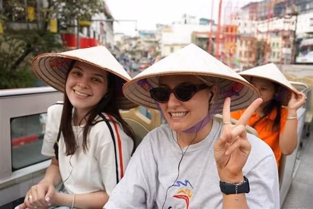 Agencias australianas de viajes exploran destinos turísticos en Hanoi ảnh 1 Agencias australianas de viajes exploran destinos turísticos en Hanoi ảnh 1