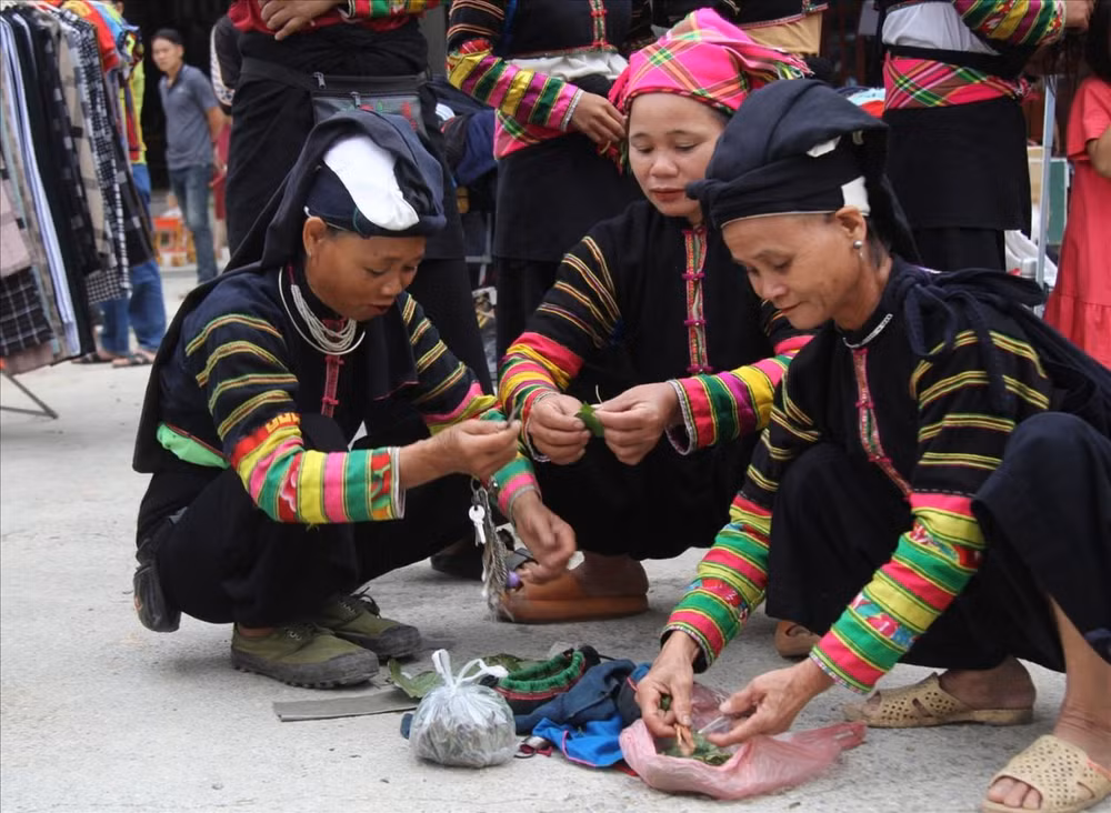 Colores culturales del mercado de Bao Lac en Cao Bang ảnh 3