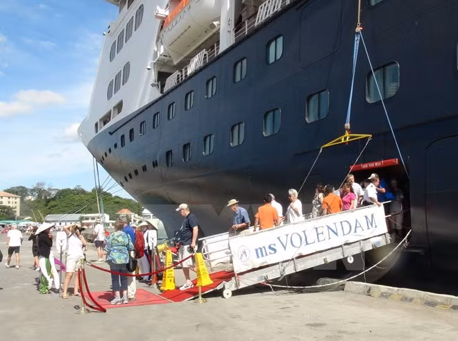 Nha Trang recibe el primer crucero internacional en Año de Mono ảnh 1