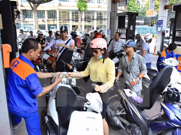 Ligera reducción de precios de combustibles en Vietnam ảnh 1 Ligera reducción de precios de combustibles en Vietnam ảnh 1