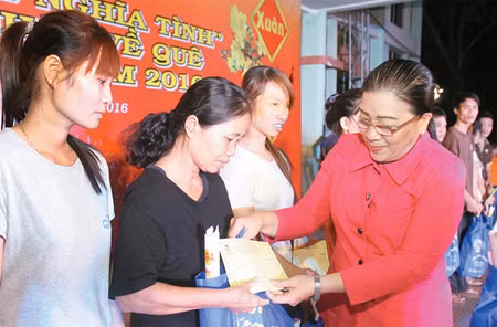 Ciudad Ho Chi Minh asiste a trabajadores en ocasión del Tet ảnh 1
