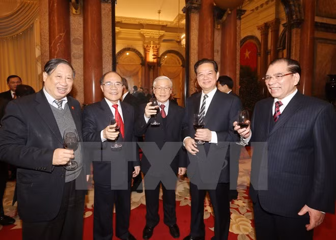 Líder partidista felicita a exdirigentes y veteranos en ocasión de Año Nuevo Lunar ảnh 1