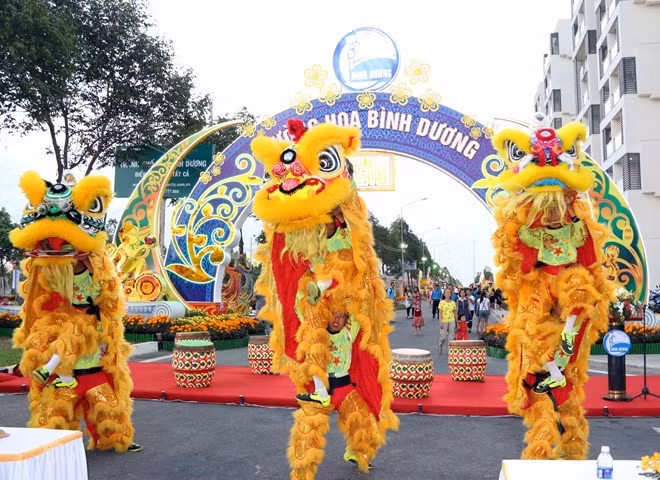 Con espectáculos y júbilo, vietnamitas reciben el Año de Mono ảnh 1 Con espectáculos y júbilo, vietnamitas reciben el Año de Mono ảnh 1