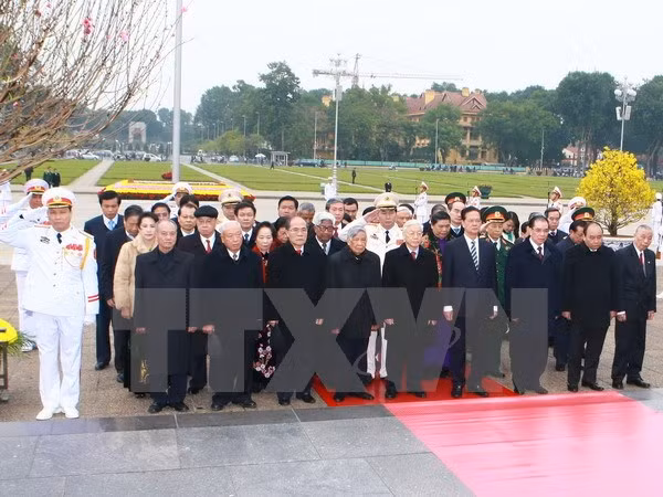 Líderes rinden tributo al Presidente Ho Chi Minh en ocasión de fundación del PCV ảnh 1 Líderes rinden tributo al Presidente Ho Chi Minh en ocasión de fundación del PCV ảnh 1