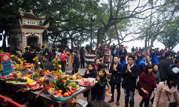 Visitan pagoda en primeros días del Año Nuevo ảnh 1