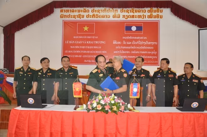 Vietnam entrega a Laos portal electrónico de defensa ảnh 1