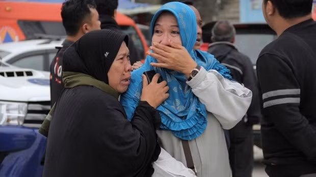 Aumentan a 180 el número de desaparecidos por naufragio en Indonesia ảnh 1