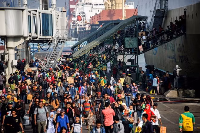Fallecen al menos 13 personas al naufragar barco sobrecargado en Indonesia ảnh 1