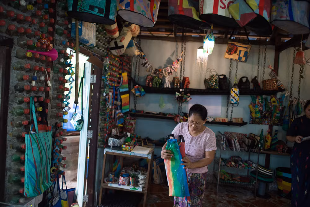 Turistas en Myanmar atraídos con productos reciclados convertidos en útiles accesorios ảnh 1