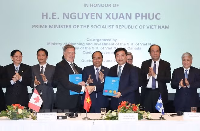 Premier de Vietnam testimonia firma de memorandos de cooperación con Canadá ảnh 1