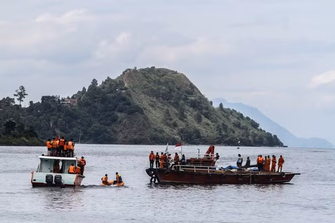 Descubren cadáveres y motocicletas en ferry hundido en Indonesia ảnh 1