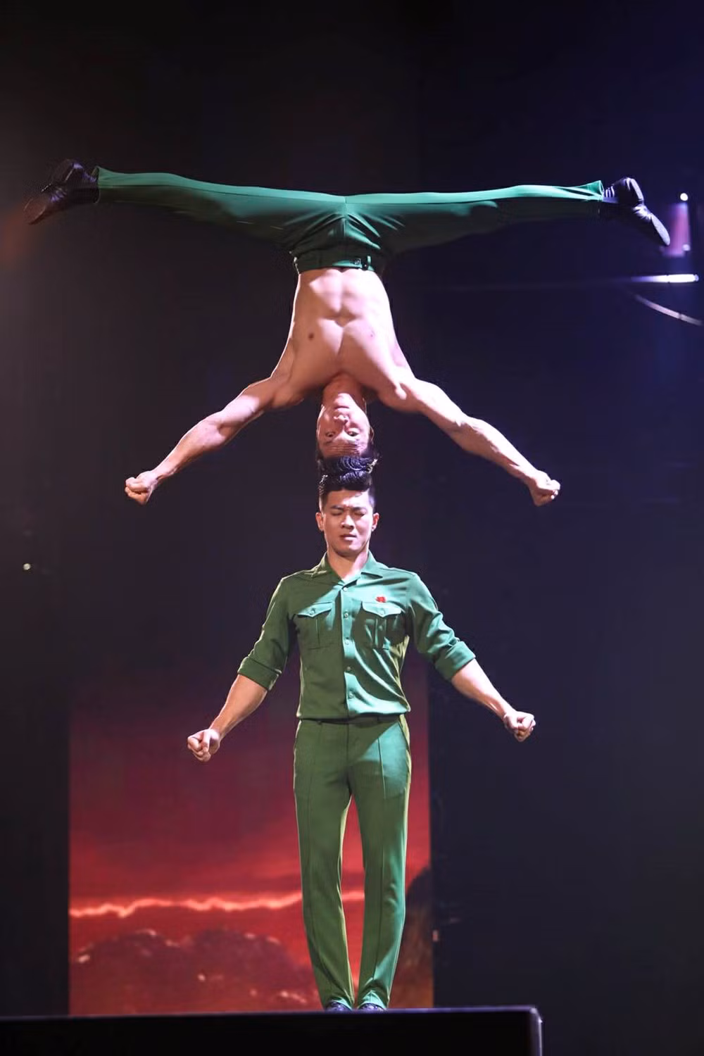 Acróbatas de Vietnam brillan en programa de talentos de televisión británica ảnh 1
