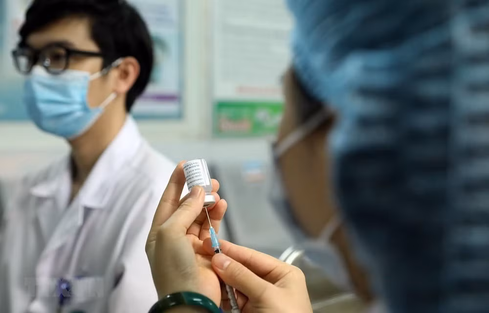Más de 55 mil vietnamitas inyectados con vacunas contra COVID-19 ảnh 1
