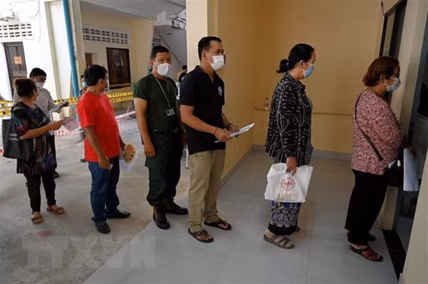 Primer ministro de Camboya agradece a Vietnam por su apoyo a lucha contra COVID-19 ảnh 1