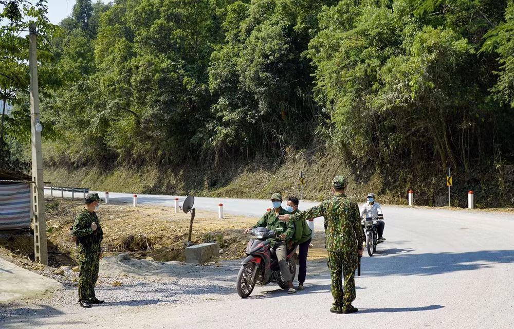 Exhortan medidas preventivas ante riesgo de penetración de COVID-19 en Vietnam ảnh 1