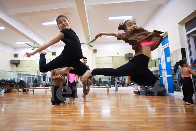 Baile contemporáneo matiza vida cultural de vietnamitas ảnh 1 Baile contemporáneo matiza vida cultural de vietnamitas ảnh 1