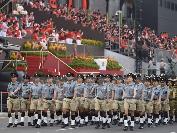 Premier vietnamita asiste a desfile por Día nacional de Singapur ảnh 1 Premier vietnamita asiste a desfile por Día nacional de Singapur ảnh 1