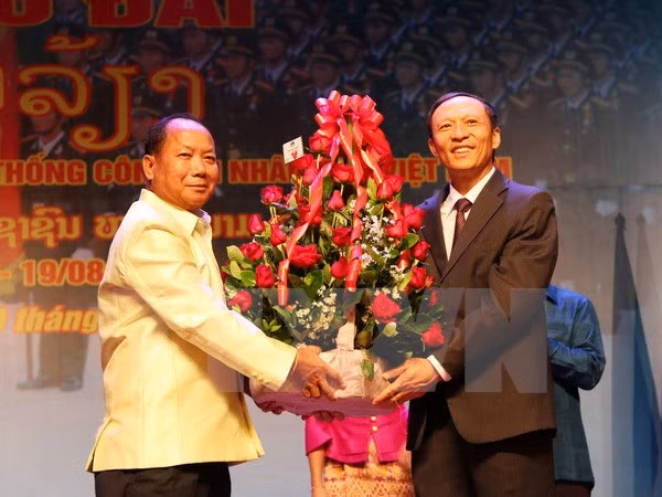 Celebran en Laos Día tradicional de Policía Popular de Vietnam ảnh 1