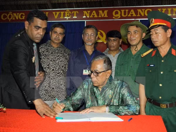 Presidente bangladesí visita Ciudad Ho Chi Minh ảnh 1 Presidente bangladesí visita Ciudad Ho Chi Minh ảnh 1