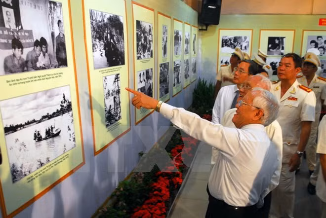 Exposición revive días históricos de Revolución de Agosto ảnh 1