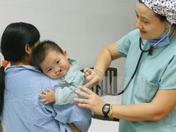 Operación quirúrgica gratuita para niños con defectos faciales ảnh 1
