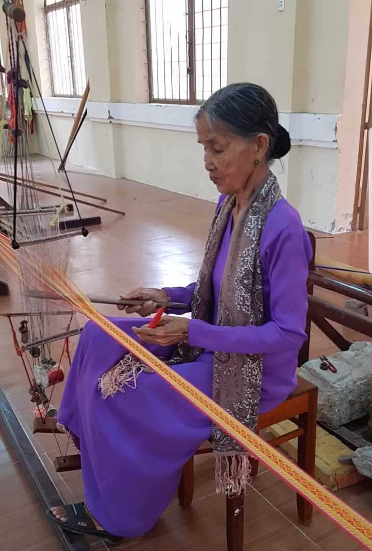 Van Thi Thang, una joya en la aldea de tejido de brocado tradicional de Ninh Thuan ảnh 1