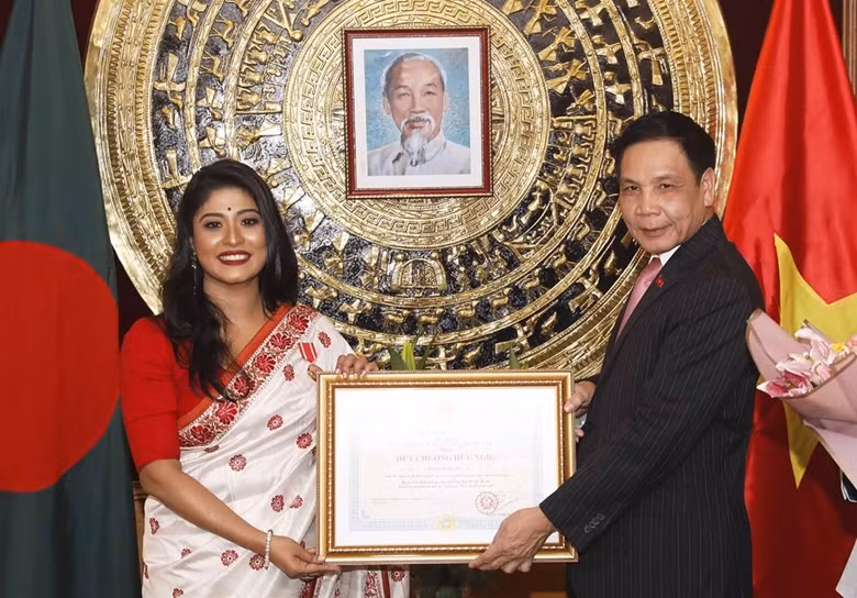 Vietnam honra a tres bangladesíes por sus contribuciones a nexos bilaterales ảnh 1