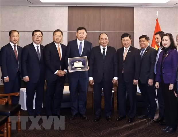 Presidente recibe a grupos sucoreanos con operaciones comerciales en Vietnam ảnh 2