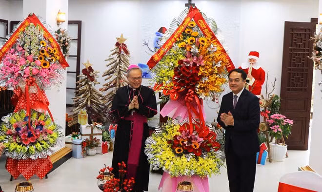 Felicitan a la Arquidiócesis de Hue en ocasión de Navidad ảnh 1
